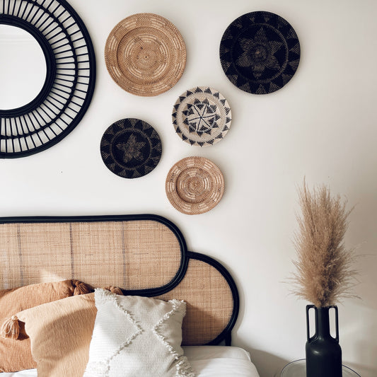 Pratos de decoração de parede todos feitos à mão por cima da cama