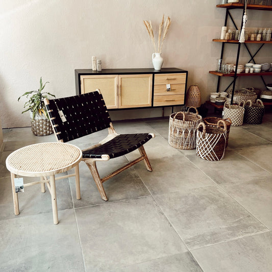 móveis feitos à mão, mesa de apoio, cómoda, cadeirão em madeira, rattan e pele