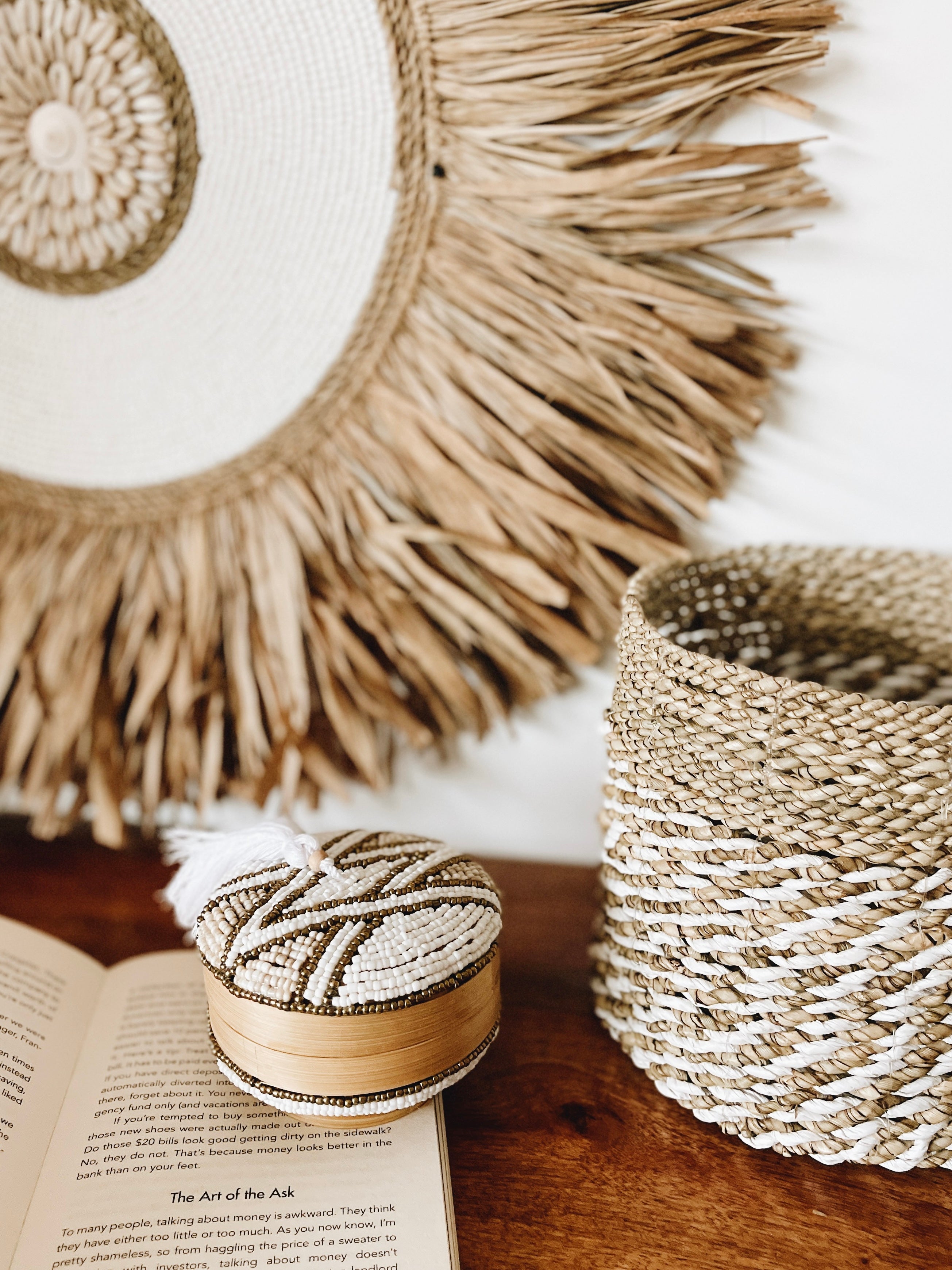 Ronde Melasti Kralendoos met pompon - Wit en Goud