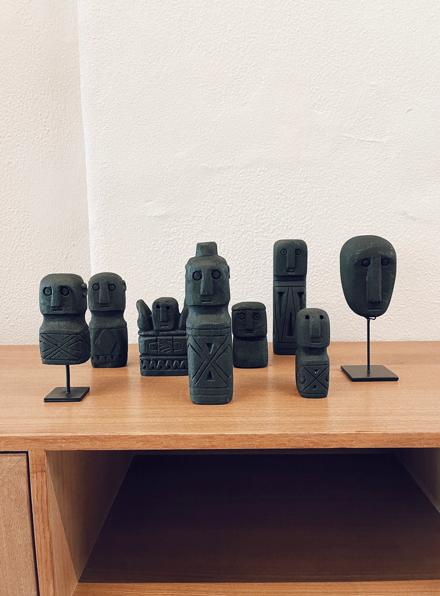Maun Kik Haat Stone Statue Black