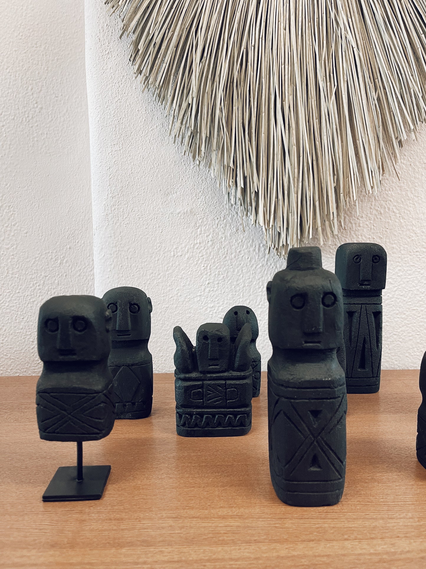 Maun Kik Alin Stone Statue Black