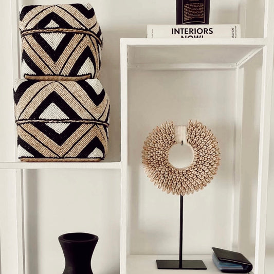 peças decorativas feitas à mão para uma estante na sala de estar; caixas de missangas; peças decorativas com conchas. 