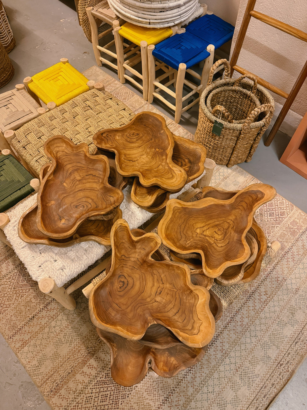 Tábuas de madeira irregulares feitas à mão em Bali: peças únicas para a sua casa 🤎