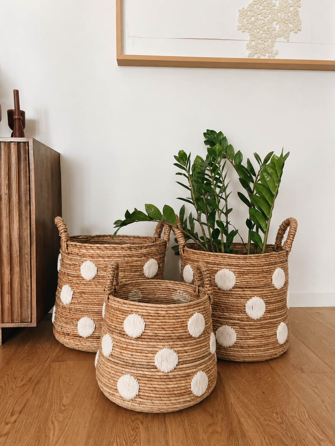 Como usar cestos decorativos para organizar a casa com estilo