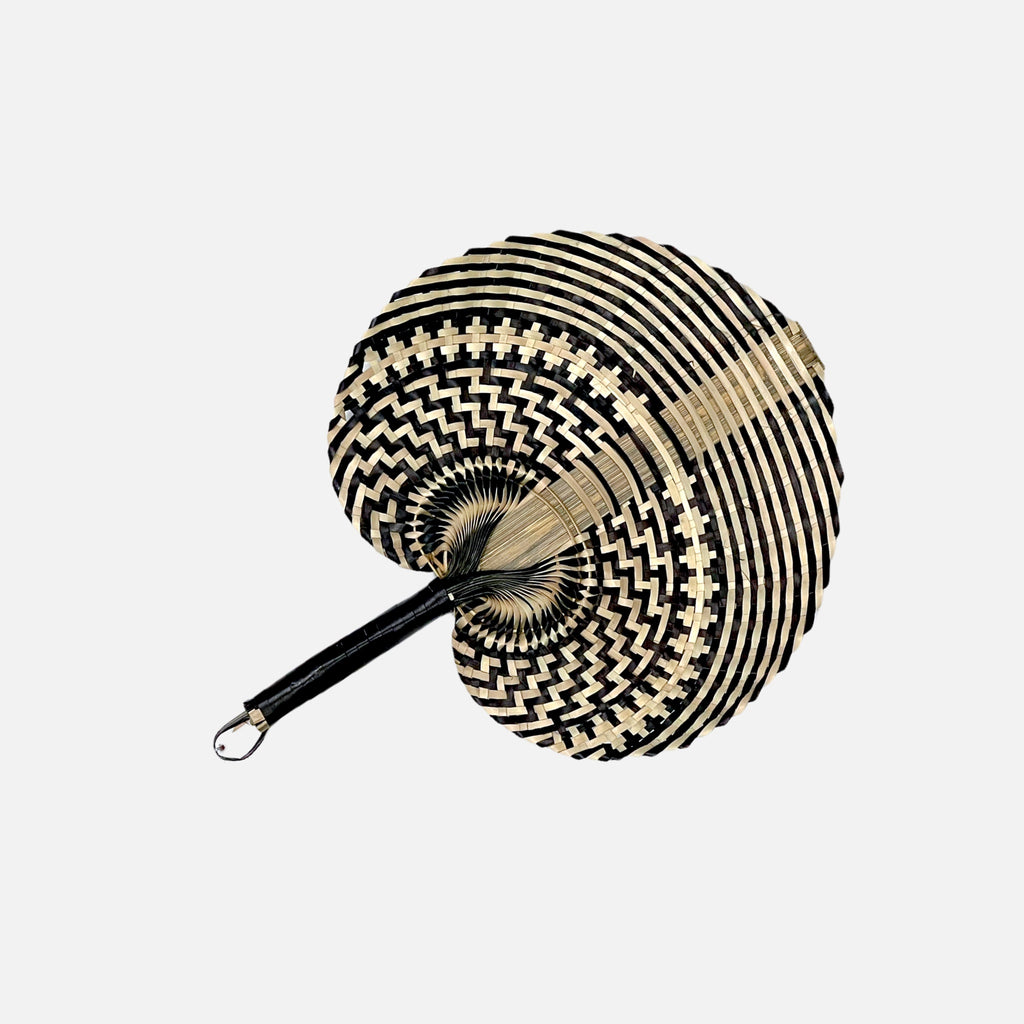 leque decorativo tricolor preto e branco 