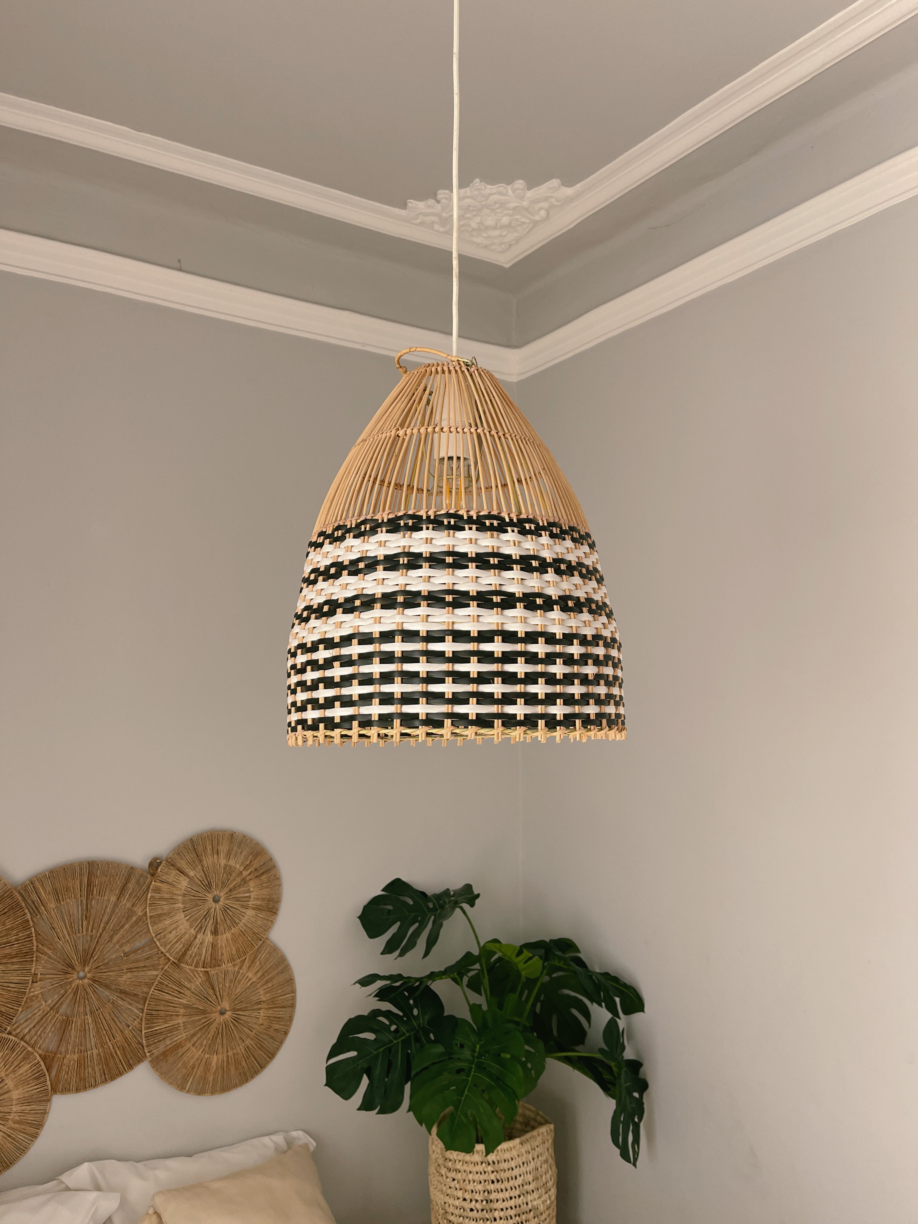 Rattan Sari Tischlampe - Schwarz & Weiß